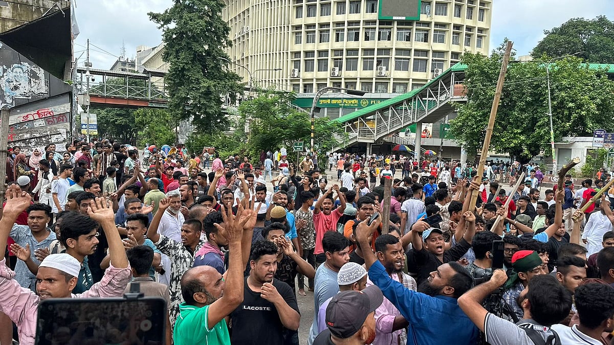 রাজধানীর শাহবাগে অবস্থান নিয়ে কয়েক হাজার মানুষের বিক্ষোভ। ৪ আগস্ট, ২০২৪